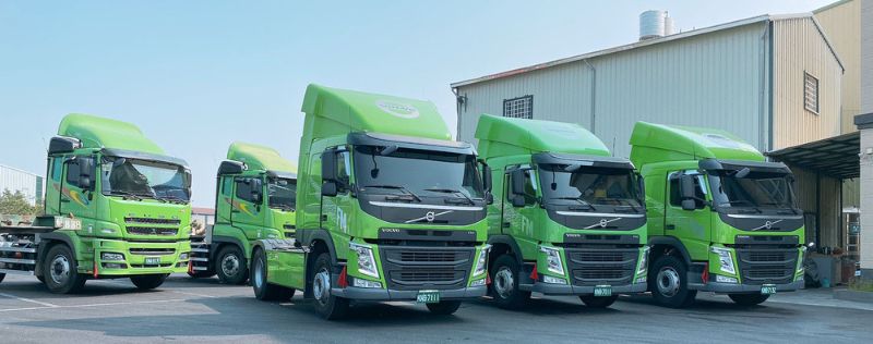 公司早年係以承運紡織工廠原、物料為起源，當時侷限於車輛規模並無公司建置理念，